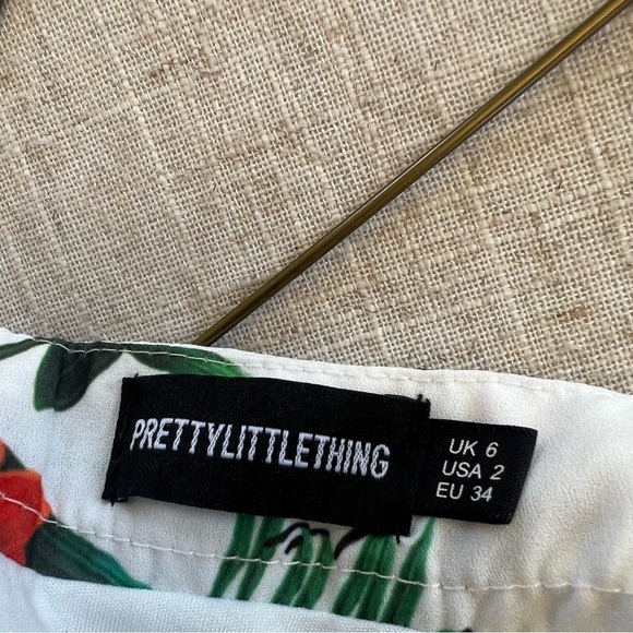 Prettylittlething ladies jumpsuit size 2 V-neck ties and zips in the back - Picture 10 of 10